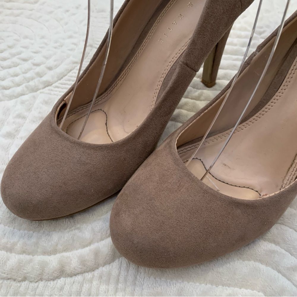 KELLIE & KATIE Elegant Taupe High Heel Pumps Size 9 - Picture 12 of 13
